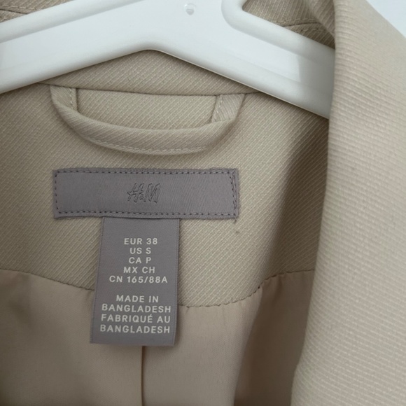 Nearly new cream jacket and t-shirt - Picture 5 of 6